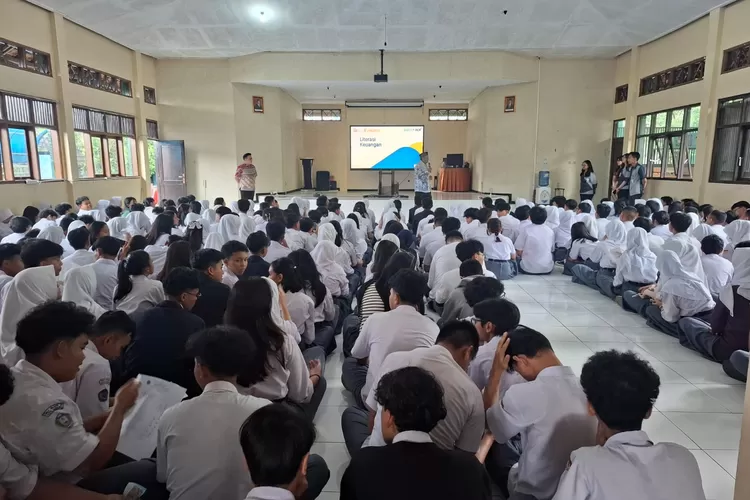 Tingkatkan Literasi FInansial SMAN 15 Bandung Kolaborasi BCA (GoraJuara.com/dok AKSI)