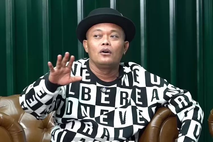 Sule sempat ditilang petugas Dishub lantaran tidak mampu memperlihatkan suatu dokumen (Foto: Gorajuara/ Tangkap layar YouTube TAULANY TV)