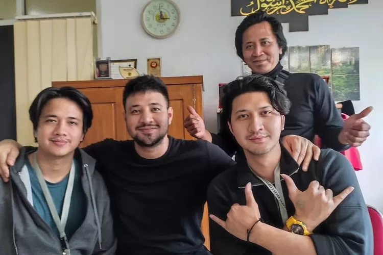 Ammar Zoni (tengah) didukung adiknya alias Aditya Zoni dalam menghadapi kasus dugaan narkoba yang menjeratnya (Foto: Gorajuara/ Instagram/ @real_aditya1)