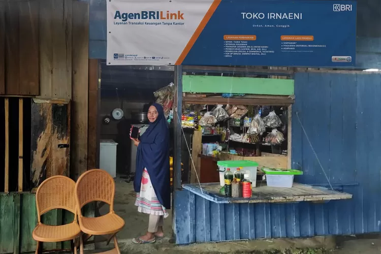 Irnaerni jadi AgenBRILink yang sediakan akses perbankan bagi warga di Kampung Nawa Mulia di Papua (Foto: Gorajuara/ dok: BRI)