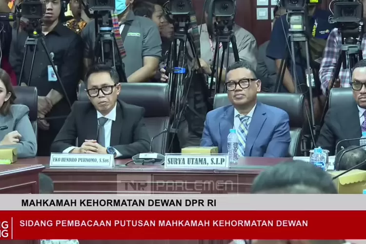 Uya Kuya alias Surya Utama bersama sejumlah anggota dewan nonaktif mendengar hasil pembacaan putusan MKD DPR RI (Foto: Gorajuara/ Tangkap layar YouTube DPR RI)