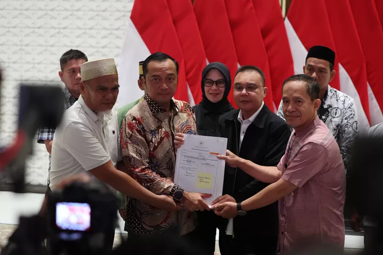 Dua guru dari Luwu Utara menerima rehabilitasi dari Presiden Prabowo Subianto (Foto: Gorajuara/ dok: Tim Media Presiden Prabowo)