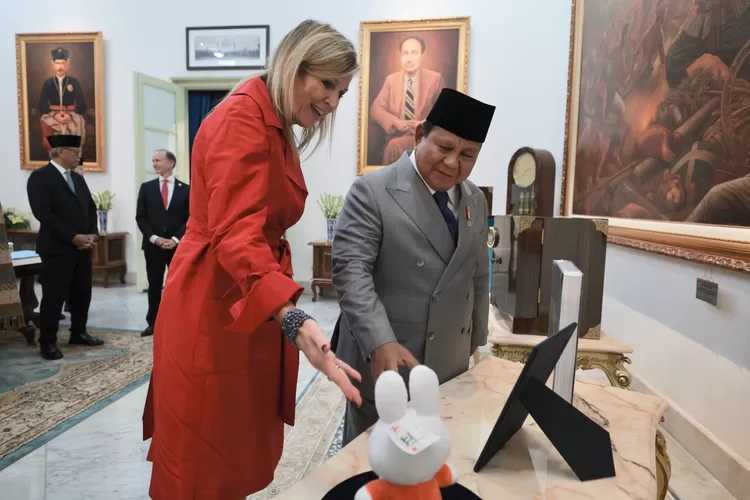 Ratu Maxima dari Belanda dan Prabowo Subianto saling bertukar cendera mata (Foto: Gorajuara/ dok: Tim Media Presiden Prabowo)