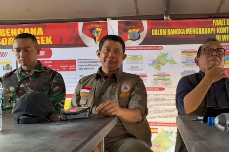 Kepala BNPB Suharyanto (tengah) meminta maaf setelah menilai banjir di Tapsel tak mengkhawatirkan (Foto: Gorajuara/ dok: BNPB)