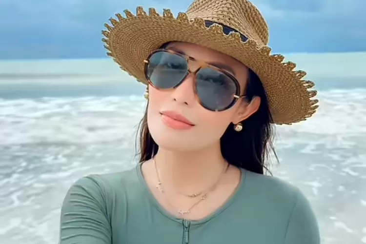 Ayu Dewi disorot netizen terkait kesalahannya saat memandu sebuah acara televisi (Foto: Gorajuara/ Tangkap layar TikTok @ayudewi070)