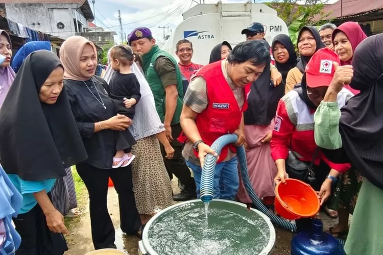 Komeng terjun langsung ke daerah terdampak banjir Sumatra di Padang (Foto: Gorajuara/ Instagram/ @alfiansyahkomeng70)