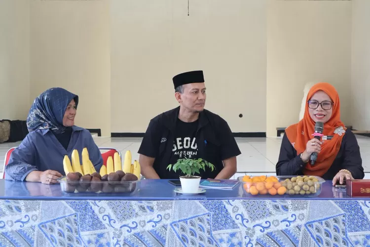 Ketua Koperasi dan Kepala Sekolah SMAN 15 Bandnung Menyambut Kunjungan Kepala Sekolah dari Malaysia. (GoraJuara.com/dok AKSI)