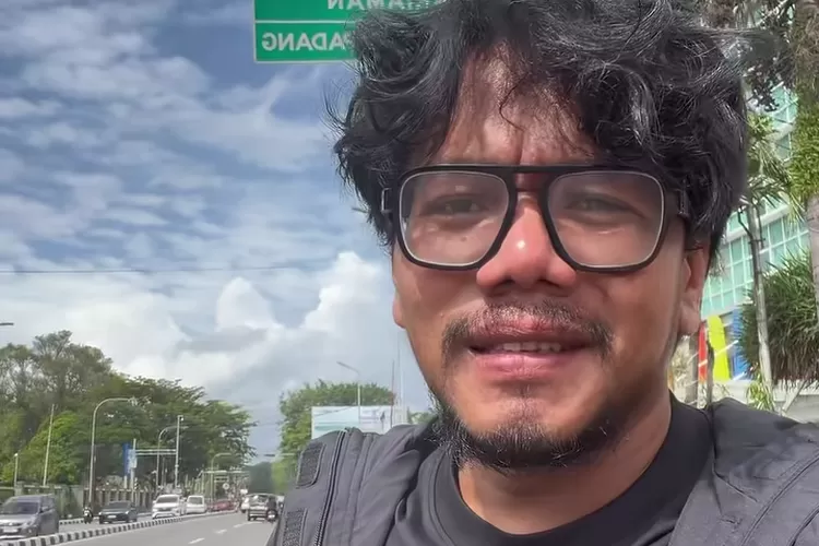 Ferry Irwandi tanggapi santai soal sindiran terkait donasi yang digalangnya untuk wilayah terdampak banjir dan longsor di Sumatera (Foto: Gorajuara/ Tangkap layar Instagram @irwandiferry)