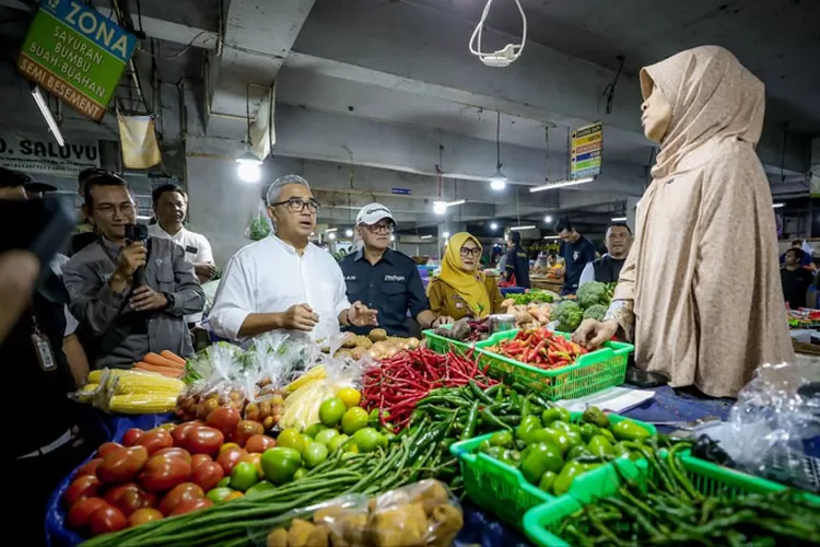 Wali Kota Bandung, Muhammad Farhan saat mengunjungi Pasar Kosambi pada Selasa, 16 Desember 2025  (Foto: Dok. Diskominfo Kota Bandung)