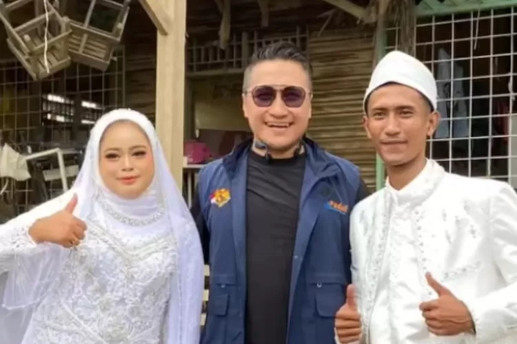 Arie Untung bertemu pasangan pengantin yang menikah di daerah terdampak bencana di Aceh Tamiang (Foto: Gorajuara/ Tangkap layar Instagram @lajupeduliofficial)