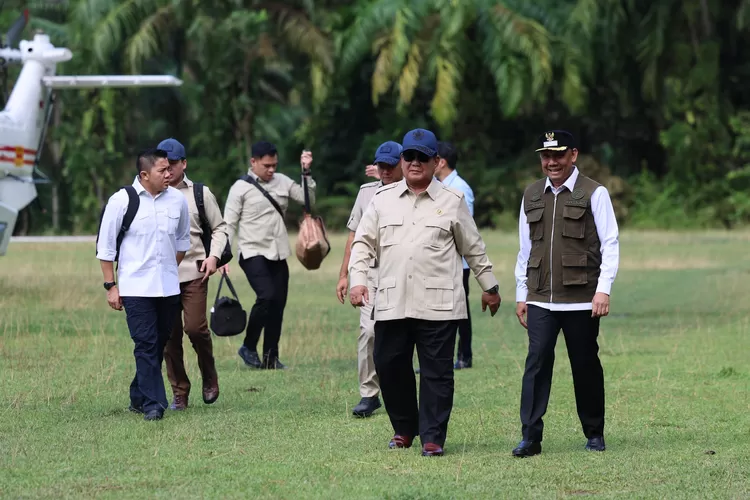 Presiden RI Prabowo Subianto meninjau pengungsi yang berada di Agam, Sumatra Barat (Foto: Gorajuara/ dok: Tim Media Presiden Prabowo)