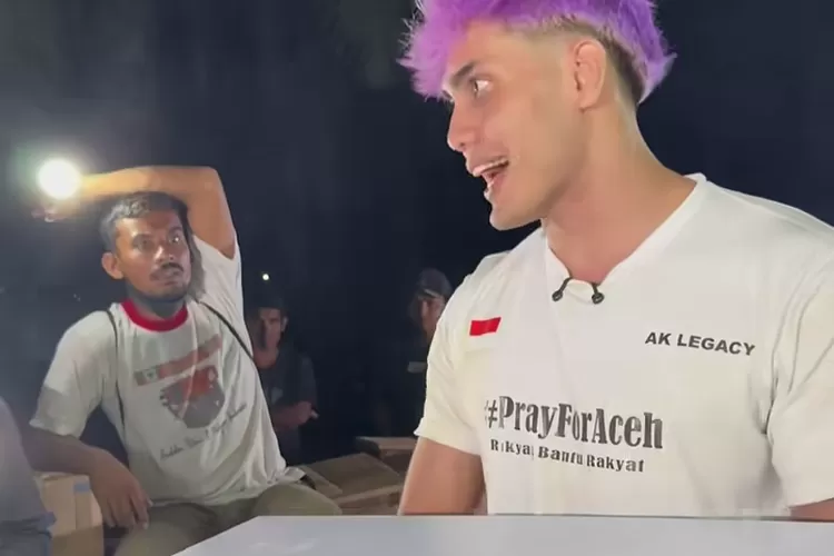 Aisar Khaled membantu masyarakat terdampak banjir di Batu Sumbang, Aceh (Foto: Gorajuara/ Tangkap layar Instagram @aisar_khaledd)