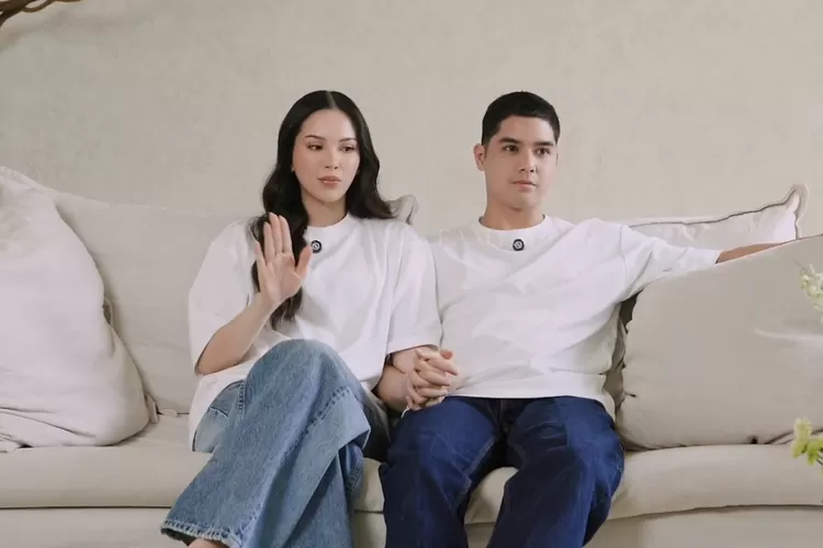 Alyssa Daguise dan Al Ghazali mengabarkan mereka akan dikaruniai anak perempuan (Foto: Gorajuara/ Tangkap layar YouTube The ALs)