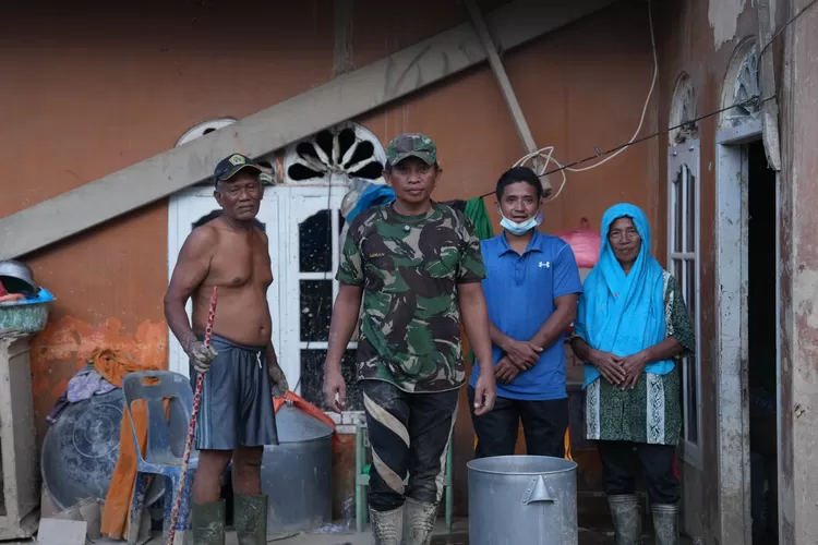 Sertu Giman berhasil menyelamatkan puluhan warga saat banjir menerjang Aceh Tamiang (Foto: Gorajuara/ dok: Tim Media Presiden Prabowo)
