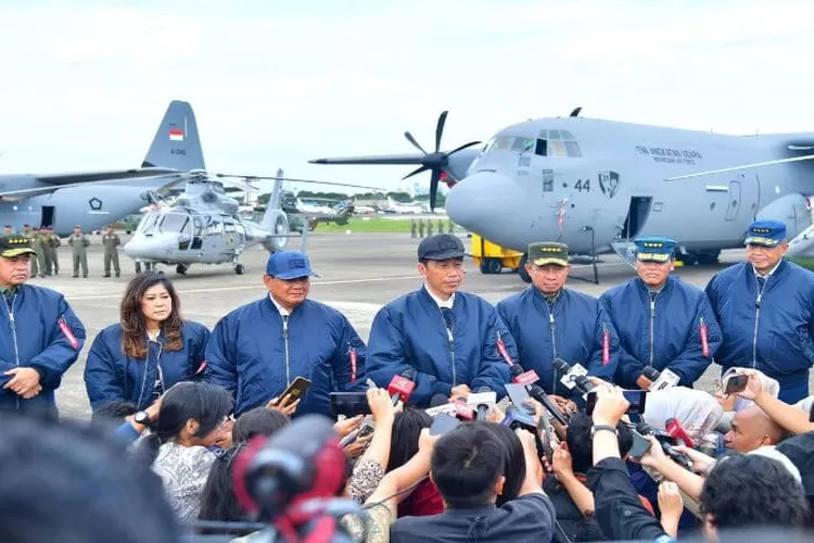 Presiden Jokowi menyerahkan pesawat C-130J-30 Super Hercules A-1344 oleh Menteri Pertahanan (Menhan) Prabowo Subianto kepada Kepala Staf TNI Angkatan Udara (KSAU) Marsekal TNI Fadjar Prasetyo berlangsung di Pangkalan TNI AU Halim Perdanakusuma, Selasa (24/1/2024) (Instagram @jokowi)