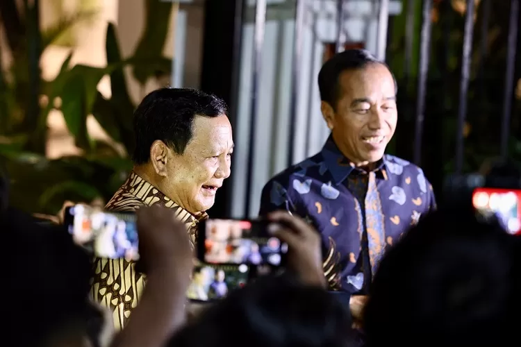 Jokowi nampak hadir di kediaman Prabowo pada pukul 20:00 WIB dengan disambut lansung oleh Prabowo yang mengenakan seragam batik cokelat lengan panjang. Sementara, Jokowi mengenakan batik berwarna biru tua. (Promedia / HukamaNews.com)