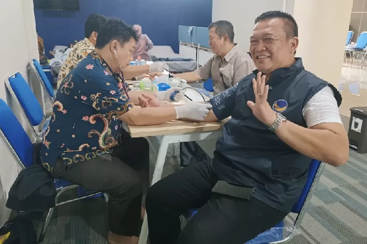 Ketua DPD NasDem Purwakarta Yadi Rusmayadi mengikuti aksi donor darah dalam perayaan HUT NasDem ke-14 di Purwakarta. (Ist)