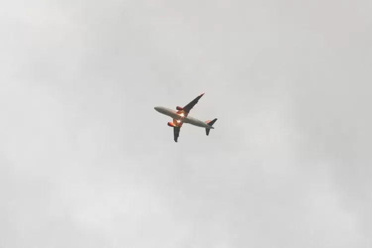 Ilustrasi pesawat &lsquo;misterius&rsquo; asal China yang terbang di langit kota Teheran, Iran. (Unsplash.com/VladimirAnikeev)