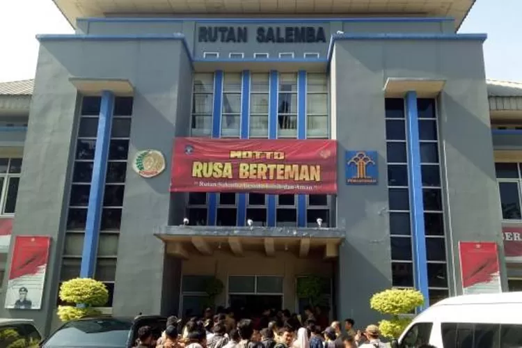 Tujuh tahanan kabur dari Rutan Salemba. Yusril curigai kelalaian atau kesengajaan petugas. Pemerintah siapkan investigasi tegas. (Rutan Salemba / HukamaNews.com)