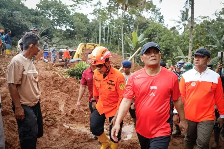 Gubernur Jawa Tengah, Ahmad Luthfi, tinjau lokasi longsor Cilacap dan instruksikan lahan untuk relokasi. (jatengprov.go.id)