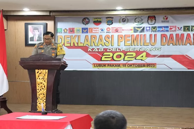 Waka Polresta Deli Serdang mewakili Kapolresta Deli Serdang memberikan sambutan pada Deklarasi Pemilu Damai (Realitasonline.id/zul)