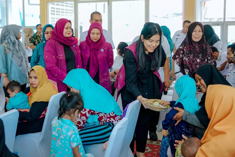 Ketua TP PKK Kota Medan Ny Kahiyang Ayu M Bobby Afif Nasution,  memberikan makanan tambahan kepada anak stunting di kantor Camat Medan Marelan (Realitasonline.id/AY)