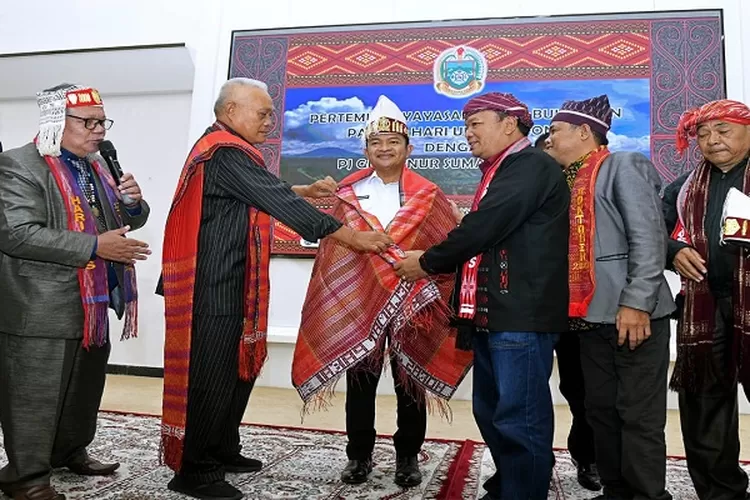 Pj Gubernur Sumut Hassanudin diulosi Yayasan Pusuk Buhit dan Panitia Hari Ulos Nasional akan berangkat Kain Ulos sepanjang 1.000 meter akan digelar di Monas Jakarta (Realitasonline.id/Dok)