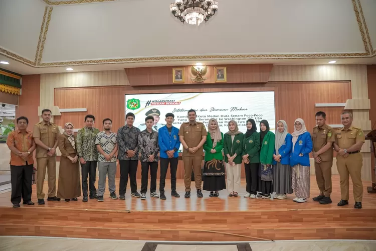 Walikota Medan Bobby Nasution saat bersilaturahmi, sekaligus jamuan makan dengan Kontingen Kota Medan Duta Senam Poco-Poco yang akan berangkat ke Washington DC, Amerika Serikat (AS), serta Pelepasan Pertukaran Mahasiswa Kota Medan ke Kota Gwangju, Korea Selatan  (Realitasonline.id/AY)