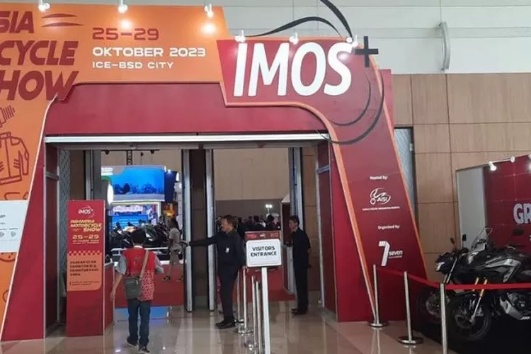 ampak disebelah kanan hadiah unit sepeda motor pada IMOS 2023 (Realitasonline.id/dok)
