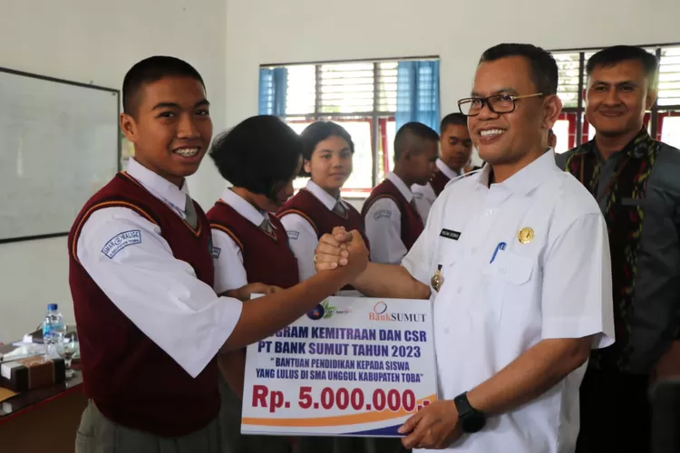 Penyerahan beasiswa tersebut secara simbolis diserahkan langsung oleh Bupati Toba, Poltak Sitorus  (Realitasonline.id/MP)