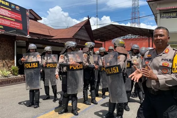 Personel Dalmas Sat Samapta Polres Tapsel, terus menggiatkan latihan yang kini melaksanakan latihan gerakan dan formasi, di Halaman Mapolres Tapsel, Rabu (25/10/2023). (Realitasonline / Riswandy)