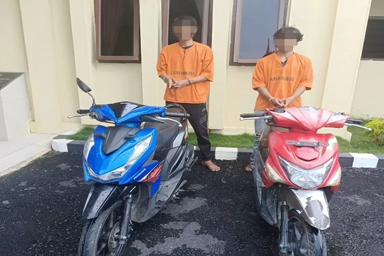 Kedua pelaku dan sepmor yang dicuri diamankan di Polres Taput (Realitasonline.id/Dok)