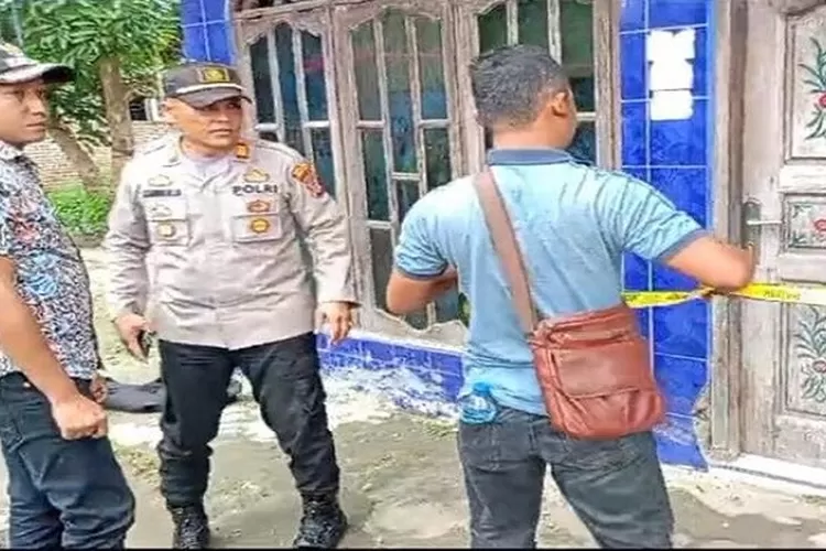 Kapolsek Pantai Cermin memasang police line sebuah rumah yang diduga lapak judi tembak ikan. (Realitasonline.id/zul)