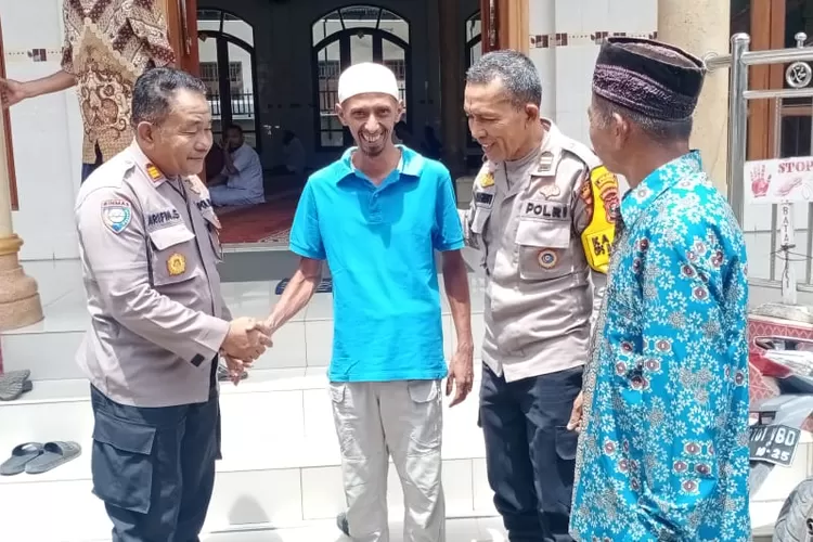 Kapolres Padangsidimpuan AKBP. Dudung Setyawan, SH, SIK, MH diwakili Kasat Binmas AKP Sulhan Arifin Siregar, SH, mendatangi para ulama dan tokoh masyatakat dalam rangka cooling system jelang Pemilu 2024, Kamis (26/10/2023). (Realitasonline / Riswandy)