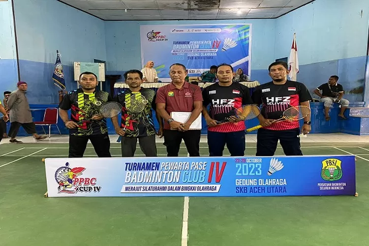 Dua tim ganda putra dari Persatuan Wartawan Indonesia (PWI) Aceh Utara berlaga di turnamen Pewarta Pase Badminton Club (PPBC) CUP IV (Realitasonline.id/sd)