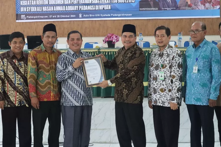 Direktur PT Indo Asia, Tirtana Brachnata, SE, MM, menyerahkan sertifikasi ISO 9001:2015 kepada Rektor UIN Syahada Padangsidimpuan Dr Muhammad Darwis Dasopang M.Ag, di aula Biro UIN Syahada, Padangsidimpuan, Jumat (27/10/2023).  ( Realitasonline / Riswandy)