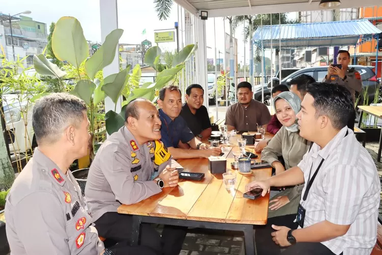 Kapolres Padangsidimpuan AKBP Dudung Setyawan SH, SIK,MH, melaksanakan Jumat Curhat Program Presisi Polri dengan pihak Perbankan, yakni dari BRI Cabang Padangsidimpuan, Warkop24, samping Pos Lantas Kota Jalan Jend. Sudirman Kota Padangsidimpuan, Jumat (27/10/2023). (Realitasonline / Riswandy)
