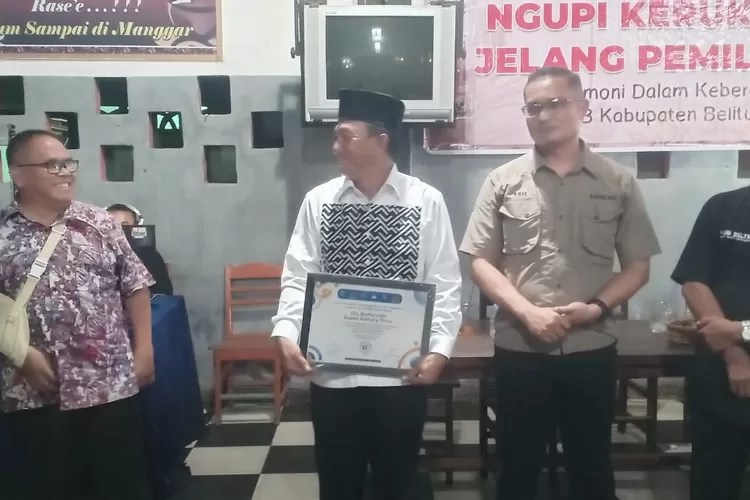 Bupati Belitung Timur Beserta Kapolres Beltim Hadir Di acara kegiatan Ngupi Kerukunan Jelang Pemilu 2024 di Warkop Milenium.    (Realitasonline.id/HY)