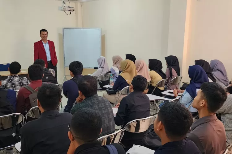 Dekan Fakultas Hukum UMSU, Dr Faisal, SH.,M.Hum memberikan kuliah umum di Fakultas Hukum Universitas Muhammadiyah Pontianak. (Realitasonline.id/humas UMSU)