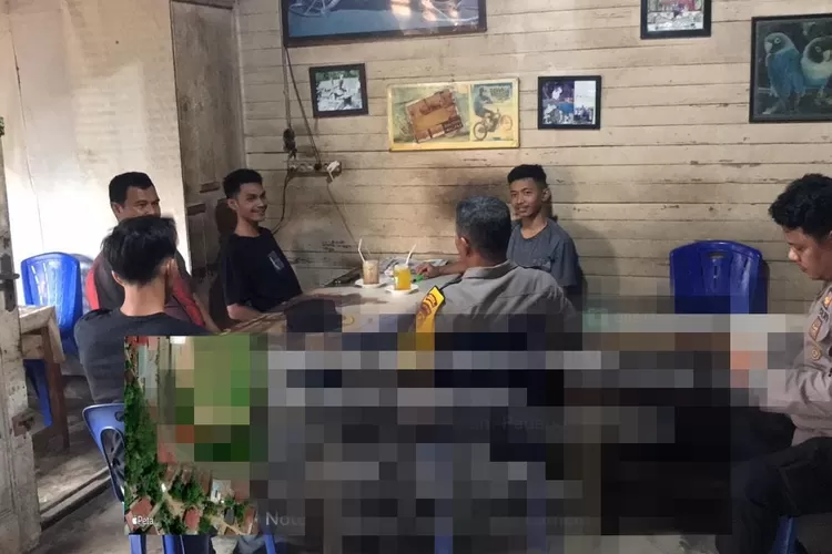 Waka Polres Padangsidimpuan Kompol Maju Harahap, SH, menampung keluhan warga, saat menggelar Jumat Curhat, melalui ngopi bareng di salah satu warung kopi di Jalan Mangaraja Ujung Padang Kelurahan Ujung Padang Kecamatan Padangsidimpuan Selatan Kota Padangsidimpuan, Jumat (27/10/2023).  (Realitasonline.id/Riswandi)
