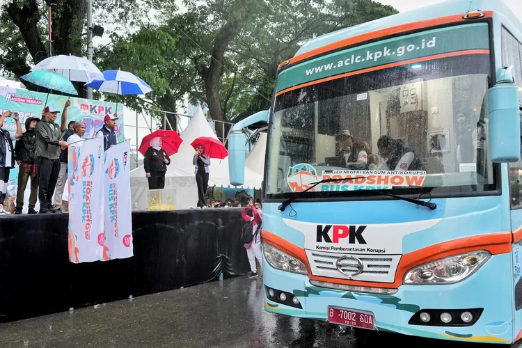 Walikota Medan, Bobby Nasution diwakili Inspektur Kota Medan, Sulaiman Harahap bersama dengan Direktur Sosialisasi dan Kampanye Antikorupsi KPK, Amir Arief melepas keberangkatan Roadshow Bus KPK  (Realitasonline.id/AY)