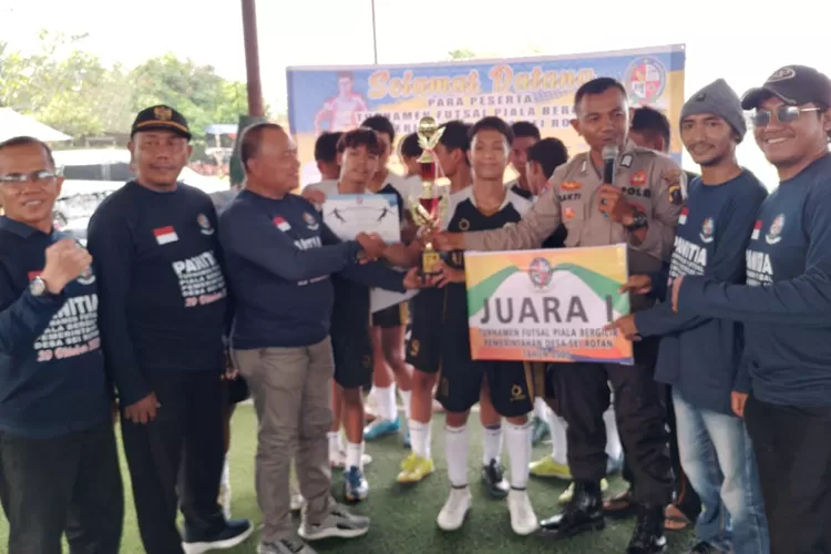 Penyerahan hadiah bagi Tim juara Turnamen Futsal Piala Bergilir Pemerintahan Desa Sei Rotan, Minggu (29/10/2023). (Realitasonline.id/iw)