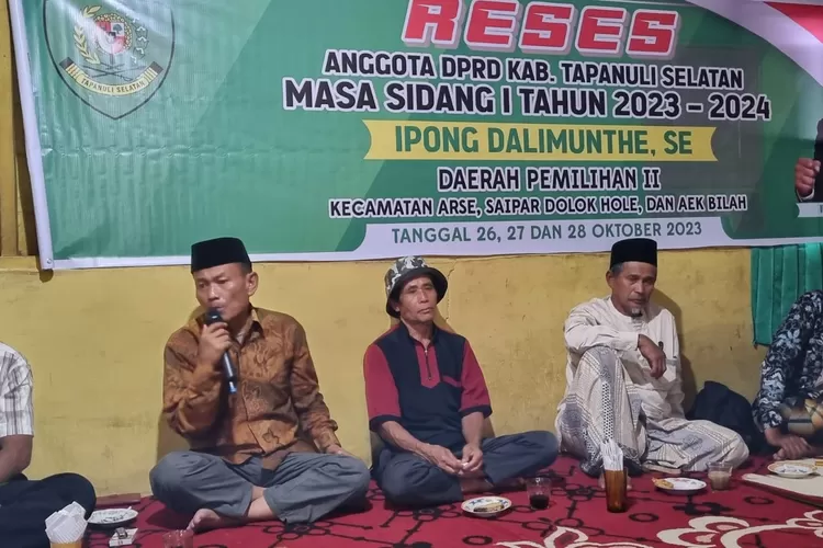 Anggota DPRD Tapsel Ipong Dalimunthe, SE, saat reses Masa Sidang I tahun 2023-2024, di Kampung Batu Horpak Jae, Desa Pinagar, Kecamatan Arse Kabupaten Tapsel, Sabtu (28/10/2023). (Realitasonline / Riswandy)