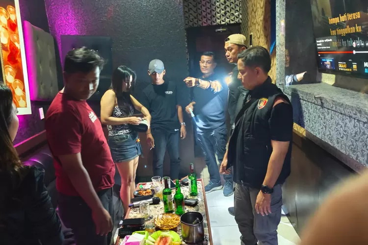 Polda Sumut merazia salah satu tempat hiburan malam dalam mencegah peredaran narkoba, Minggu (29/10/2023).  (Realitasonline.id/humas poldasu)