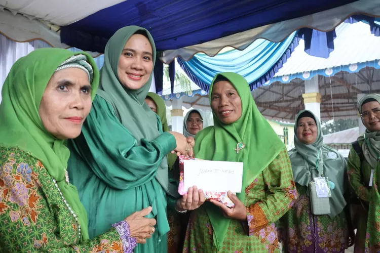 Ketua TP PKK Tapsel Rosalina Dolly Padaribu, saat menghadiri peringatan Maulid Nabi Muhammad SAW 1445 H/2023 M yang digelar jamaah Muslimat NU di Pondok Pesantren Al-Yusufiyah, Desa Huta Holbung, Kecamatan Angkola Muara Tais, Kabupaten Tapsel, Minggu (29/10/2023). (Realitasonline / Riswandy)