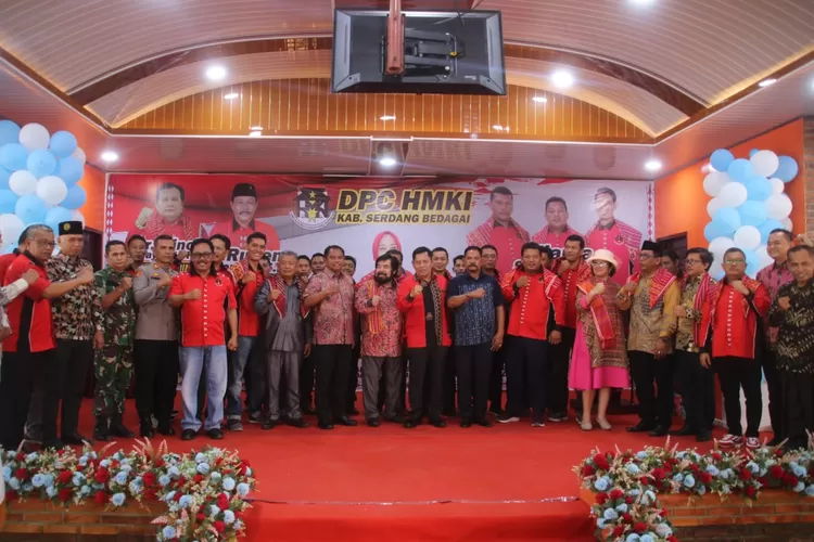  Dewan Pimpinan Cabang (DPC) Himpunan  Masyarakat Karo Indonesia (HMKI) Sergai poto bersama usai dilantik. (Realitasonline.id/ml)