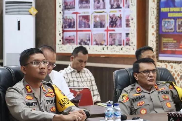 Kapolres Tapsel, AKBP. Imam Zamroni, SIK, MH, didampingi Waka Polres Tapsel, Kompol Rahman Takdir Harahap, SH, mengikuti Lat Pra Ops Kewilayahan Sikat Toba 2023 secara virtual di aula Pratidina Mapolres Tapsel, Jumat (27/10/2023). (Realitasonline / Riswandy)