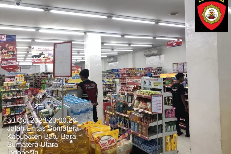 Personil Sat Samapta Polres Batubara sedang melaksanakan patroli ditempat masyarakat berbelanja.   (Realitasonline/H.Guntur Sinaga)