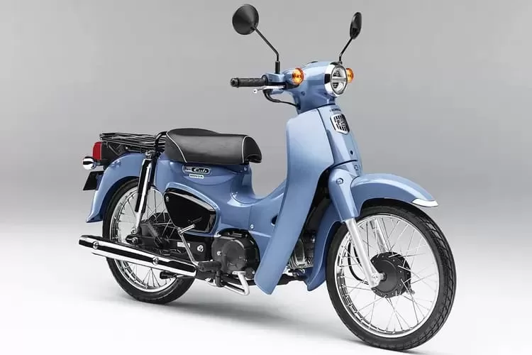 Meskipun tampilannya masih retro, namun motor bebek ini memiliki beberapa perubahan dan peningkatan sehingga terlihat lebih modern.   (Realitasonline.id/ternate.hallo.id)