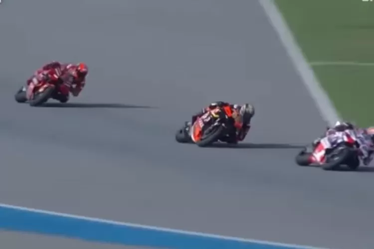 Persaingan sengit antara para pembalap, terlihat pada terakhir MotoGP Thailand 2023.   ( Tangkapan layar YouTube )